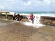 بالفيديو: لعبة مطاردة الأمواج لمجموعة من الصبيان في ميناء يافا